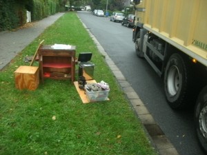 Die junge Frau kam nochmals raus, um Garderobenteile zum Sperrmüll zu stellen und genervt stopfte sie einen Teil ihrer ausrangierten Schuhe in eine Wanne mit Kleinteilen, damit die Orangenen Engel nicht soviel Arbeit mit ihren Abfällen haben. Fand ich nett!