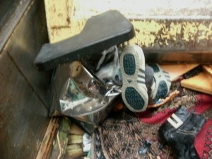 Wie es wohl den beiden Airmax-Paaren im Mülleimer zusammen mit dem siffigen Küchendreck erging?