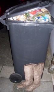 Müll0409 589.jpg (155.12 KiB) 9011 mal betrachtet Die armen treuen Gefährten durch die kalte Zeit haben immer ihre zarten Füße warm gehalten und nun standen sie schutzlos in der Kälte.