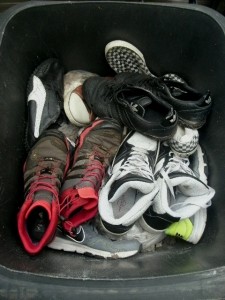 Die Schuhe wurden nochmal durchgesehen und kamen alle in die Mülltonne - wohin sie auch gehörten.