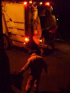 Müll0409 590.jpg (121.69 KiB) 9011 mal betrachtet Früh morgens wurde ich wach und zu meinem Schreck rumpelte schon die Müllabfuhr durch unsere Straße. Der Müllmann nahm nur unsere Mülltonne mit zum Müllwagen.