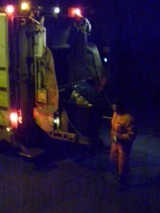 Müll0409 591.jpg (75.67 KiB) 9011 mal betrachtet Während unsere Mülltonne am Haken zu Leerung hing, hatte der Müllmann einen Augenblick Zeit für einen Rundblick und da entdeckte er Tamaras Stiefel!