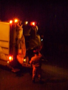 Müll0409 592.jpg (104.69 KiB) 9011 mal betrachtet Unsere gerade geleerte Mülltonne schob er wieder an die Stelle und griff sich Tamaras Stiefel. In hohem Bogen schleuderte er sie in die Müllschüttung und in Sekunden wurden sie in den Dreck gepresst.