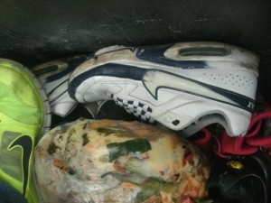 Wenn der eklige Küchenmüllbeutel beim Einstampfen aufplatzt, dann wird das kunstvolle Schachbrettmuster der Airmax total versaut werden. Aber in der Mülltonne isses ja eh egal!
