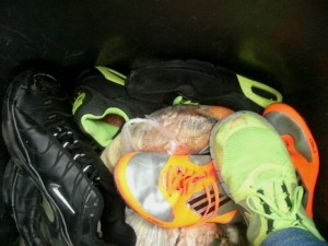 Durchs Einstampfen &quot;finden&quot; die alten Schuhe oft noch eine Lücke, wo sie tiefer nach unten rutschen können. So verdichtet man am besten den Müll.