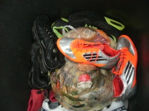 Also &quot;besser&quot; werden die Sneakers in der Mülltonne nicht mehr.