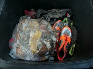 Kein Wunder, dass der auf der Deponie verkippte Müll immer so total dreckstarrend ist: Siffige, klebrige Küchenabfälle, Kehricht und das ganze dann ordentlich zusammengepresst.
