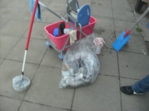 Müll1014 235.jpg (157.02 KiB) 2840 mal betrachtet Jetzt waren die Umkleiden fertig gereinigt. Sie meinte noch, dass es diesmal ging mit dem Dreck.