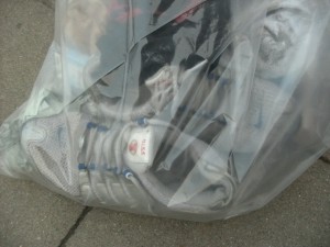 Müll1014 237.jpg (172.47 KiB) 2840 mal betrachtet Als sie meinen verwunderten Blick sah, meinte sie, die alten Turnschuhe hätte sie einfach mit "rausgekehrt". "Sowas" fasse sie doch nicht mehr an.