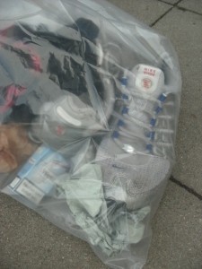 Müll1014 238.jpg (158.68 KiB) 2840 mal betrachtet Vom Sportler vermutlich absichtlich "vergessene" schwitzig-müffelnde, schmuddelige Shox!