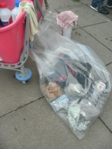 Müll1014 239.jpg (176.58 KiB) 2840 mal betrachtet Meine Bekannte trug zum Putzen ihre schon älteren Nike Saku. Sie meinte, die seien nicht (mehr) bequem und die ließe sie wohl bald auch "hier". Ich verstand.