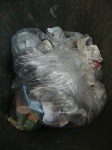 Müll1014 248.jpg (148.83 KiB) 2693 mal betrachtet Gleich zwei Paar Nike Shox in dieser Restmülltonne eines Sportzentrums.