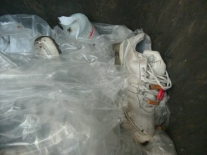 Müll1014 250.jpg (174.35 KiB) 2833 mal betrachtet Auf meine Frage, warum in der Restmülltonne soviel Abfälle für den Gelben Sack liegen und sie als Putzfrau doch eigentlich eine Entsorgungsfachkraft se, meinte sie enttäuscht, dass sie das nicht bezahlt bekomme. Kann man auch verstehen.