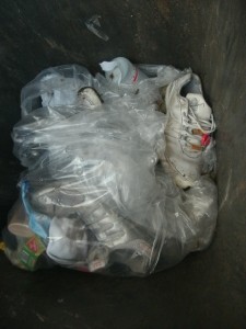 Müll1014 251.jpg (158.06 KiB) 2693 mal betrachtet Wider Erwarten sollten die Shox "so" nicht in der Mülltonne "verbleiben".