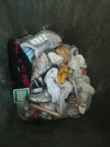 Müll1014 252.jpg (180.48 KiB) 2688 mal betrachtet Alte, ausrangierte Sportschuhe, dreckige Strümpfe, ne verschwitzte Unterhose, Hygienetücher, Kronkorken von Erfrischungsgetränken, Bananenschalen und Duschgelflaschen, Kehricht und - zu meinem großen Erstaunen - vielzuviele Zigarettenkippen!!!