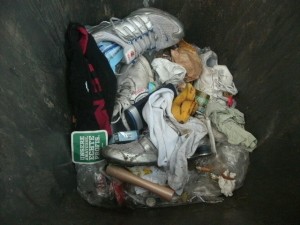 Müll1014 254.jpg (197.54 KiB) 2688 mal betrachtet Aber noch musste der Vorplatz gekehrt werden.