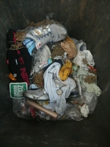 Müll1014 255.jpg (178.79 KiB) 2688 mal betrachtet ... und Kehricht drauf!