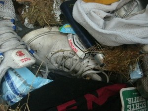 Müll1014 262.jpg (214.24 KiB) 2688 mal betrachtet So geile Shox haben nun nur noch den gleichen "Wert" wie stinkende alte Strümpfe und Kehricht!