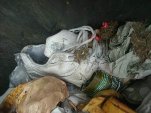 Müll1014 261.jpg (207.8 KiB) 2688 mal betrachtet Die schmutzigen Schleifspuren an der Tonnenwandung zeigen schonmal, wo der ganze Dreck bald hinkommt.