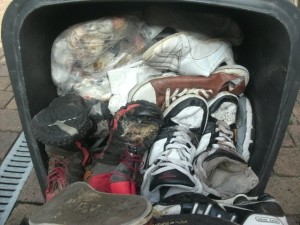 Die Memphis-Stiefel und die adidas-Trekking-Stiefel hats echt bitterböse erwischt. Da klebten die alten verrottenden Essensreste dran.