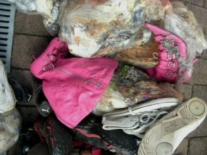 Was für ein übler Gestank. Aber die pinken Partystiefel waren schon mit Küchenabfällen und Kehricht &quot;geschminkt&quot; für ihre letzte &quot;Party&quot; auf der Müllkippe.