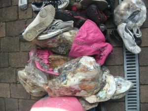 Besonders der Müll von vor zwei Wochen war schon ziemlich verrottet und hatte eine braune Farbe angenommen; bis auf die pinken Stiefel.