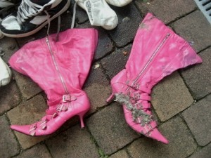 Der Aufenthalt in unserer siffigen Restmülltonne hat die pinken Partystiefel endgültig ruiniert: Vollgesogen mit stinkender ekliger Müllbrühe und an den Schäften große bläuliche Flecke. Diese Praty ist nun endgültig vorbei! Hehe!