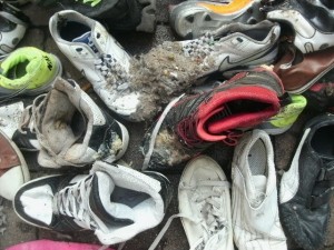 Auf den Airmax mit der Schachbrett-Musterschnürung klebt noch immer der Kehricht und auf der anderen Seite Essensreste eines beim Einstampfen aufgeplatzten Küchenmüllbeutels.
