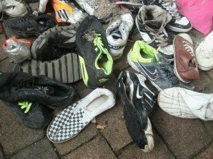 Im Pressmüllauto hätten die ganzen Sneaks noch mehr leiden müssen und nach dem Verkippen auf der Kreismülldeponie wäre noch der zahnbewehrte tonnenschwere Verdichter drüber gewalzt. Nichts mehr für Sneakersammler!