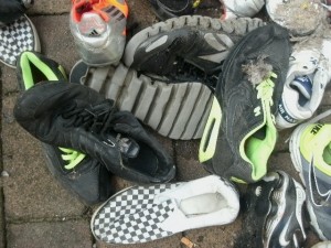 Optisch sehen die schwarzen Airmax mit dem Neon-Innenfutter &quot;frisch&quot; aus, aber nach einigen Tagen im Hausmüll wäre eine Gasmaske mit Aktivkohlefilter angebracht. Würg!