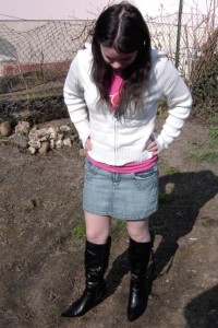 Anke01 055.jpg (178.12 KiB) 16487 mal betrachtet Prüfend guckte das Mädel auf seine kaputten Stiefel, die immer noch sehr sexy aussahen und in der Sonne glänzten.