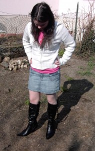 Anke01 056.jpg (177.65 KiB) 16151 mal betrachtet Ich überlegte mir schon, was nun mit diesen schönen Stiefeln passieren würde. Ich dachte ans Reparieren.