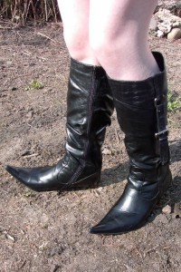 Anke01 059.jpg (205.75 KiB) 15987 mal betrachtet Das freche Girl grinste mich an und stapfte mit dem einen Heel tief in den Erdboden.