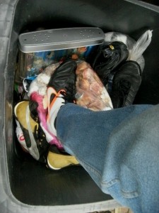 Müll1114 054.jpg (173.83 KiB) 5128 mal betrachtet Wieder kommt der Müllgerstank aus dem sich "entlüftenden" Küchenmüllbeutel.