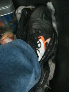 Müll1114 056.jpg (173.75 KiB) 4881 mal betrachtet Die Airpads der weggeschmissenen Nike TNs unter meinen Stollenschuhen geben meinen Füßen noch ein allerletztes Mal eine "Luftfederung" als sie eingestampft werden.