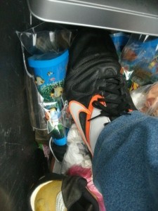 Müll1114 057.jpg (182.11 KiB) 4996 mal betrachtet Ein lautes Krachen und Splitter flogen sogar über den Tonnenrand, als endlich auch diese kitschige Lampe ihre Widerstand aufgab.