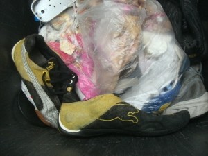 Müll1114 065.jpg (197.85 KiB) 4863 mal betrachtet Die Pumas haben sich irgendwie an dem Küchenmüllbeutel beim Einstampfen "vorbeigemogelt", aber das hilft ihnen auch nicht.