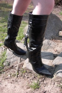Anke01 065.jpg (281.07 KiB) 16487 mal betrachtet Ich bat sie, die Stiefel nun auszuziehen, damit sie nicht noch ganz kaputt gingen und eine Reparatur noch teurer wird.