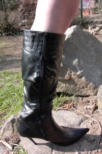 Anke01 066.jpg (213.64 KiB) 15987 mal betrachtet Sie verlagerte ihr Gewicht und der Absatz verbog sich noch mehr!