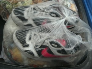 Die geilen Airmax sind in einem echt schweren, fetten Küchenmüllbeutel &quot;gefangen&quot;; - oder man könnte auch sagen: &quot;hygienisch verpackt&quot;.