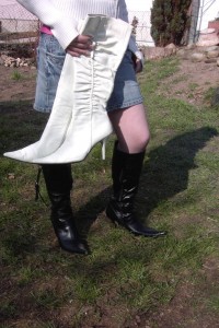 Anke01 073.jpg (258.42 KiB) 15775 mal betrachtet Ihre weißen Ersatzstiefel gefielen ihr sehr gut und sie freute sich schon, die gleich anzuziehen.