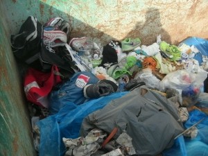 Müll1114 100.jpg (203.03 KiB) 12296 mal betrachtet Mein Schatten liegt sozusagen schon auf den geilen Sneaks! Grins!