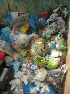 Müll1114 103.jpg (222.63 KiB) 12287 mal betrachtet Der Deponiearbeiter hatte recht: Eigentlich gehört "das alles" in eine Restmülltonne. Aber wo sie jetzt schonmal da war und eh nachher alles hoch auf den Müllberg gefahren und dort verkippt wird ... !