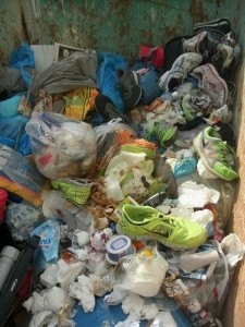 Müll1114 104.jpg (213.67 KiB) 12300 mal betrachtet Eigentlich eine Restmülltonne im XXL-Format. Sozusagen die Mülltonne der Mülldeponie. Grins!