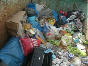 Müll1114 106.jpg (234.23 KiB) 12286 mal betrachtet Kleine Mengen in Säcken versteckter Bauschutt, "normaler" Hausmüll, der wohl nicht mehr in die Restmülltonne passte und dazu noch die Abfälle unserer Nachbarn ...