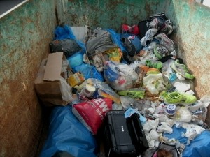 Müll1114 107.jpg (214.63 KiB) 12680 mal betrachtet ... nur der Drucker gehörte da absolut nicht hinein!