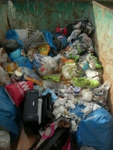 Müll1114 109.jpg (202.47 KiB) 12293 mal betrachtet Glücklicherweise kein fortwährend laufender Pressmüllcontainer dort. Ist aber eh unnötig, weil "oben" dann der Müllverdichter das "viel besser" macht.