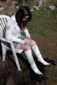 Anke01 095.jpg (191.85 KiB) 15741 mal betrachtet Glücklich betrachtete die Nichte meiner Bekannten ihre neuen Stiefel. Das war wohl auch der Zeitpunkt als sie sich überlegte, was nun mit ihren alten kaputten Stiefeln passieren sollte.