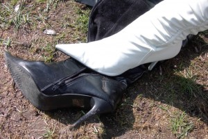 Anke01 096.jpg (223.99 KiB) 16077 mal betrachtet Ich war so im Bann zuzusehen, wie sie ihre neuen Stiefel anprobierte, dass ich gar nicht so richtig bemerkte, dass das Mädel ihre alten kaputten schwarzen Stiefel beim Ausziehen auch gleich ausrangiert hatte. Als ich's sah, sprach ich sie an und sie meinte nur, dass die schwarzen Stiefel sowieso wegsollten und da hatte sich beim Anziehen die weißen Stiefel einfach auf die alten Stiefel gestellt, damit der Absatz nicht dreckig wird, wenn er in den Erdboden einsinkt. Der eine schwarze Stiefel hatte nun eine böse Schramme, aber das war ja nun nicht mehr wichtig.