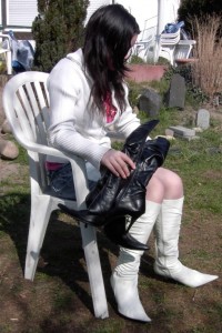 Anke01 098.jpg (158.29 KiB) 16077 mal betrachtet Es war nun alles klar: Der allerletzte Weg der nun ausrangierten schwarzen Stiefel würde gleich folgen.